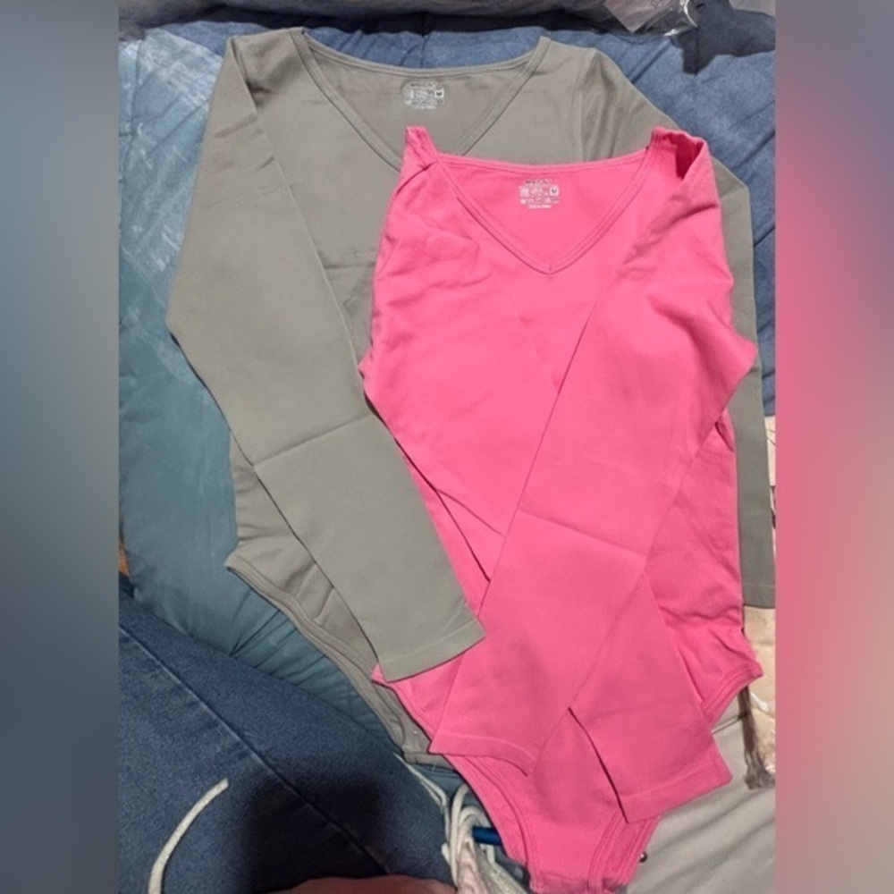 NWT 2 piece Women's V-Neck Long Sleeve Shapewear Top - Pink and Gray